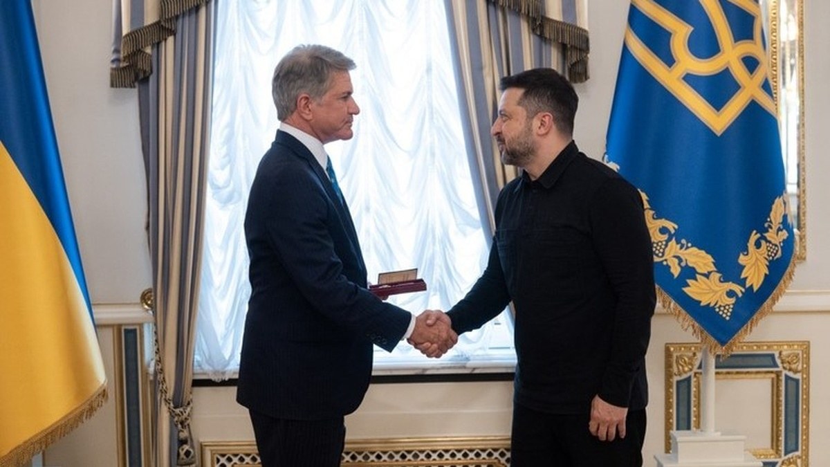 Президент України Володимир Зеленський під час зустрічі з конгресменом Майклом МакКолом у Києві (фото Офісу Президента)