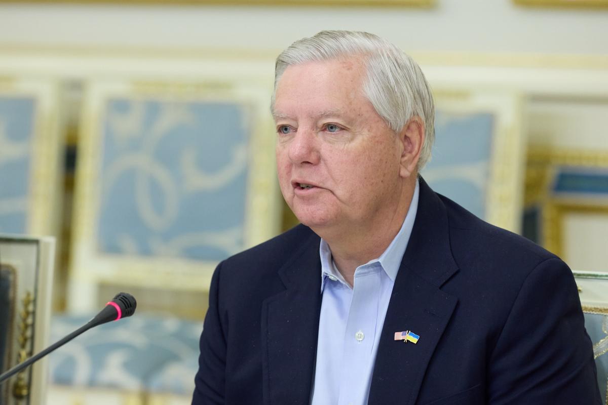 Дональд Трамп, президент США, на тлі державного прапора