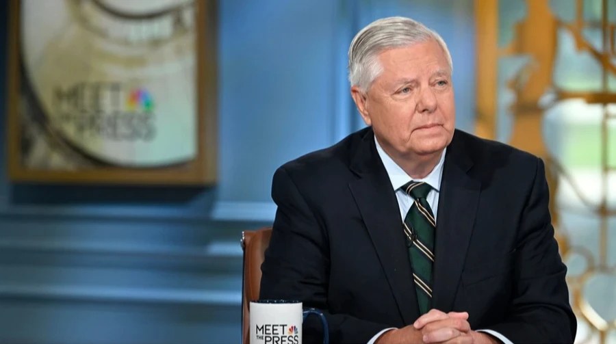 Будівля Сенату США на тлі прапора, архівне фото