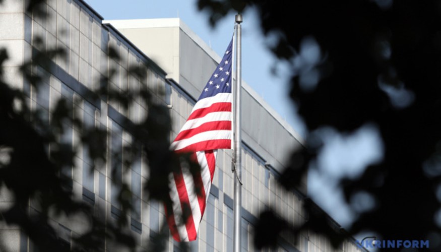 Дональд Трамп підписує документи у Білому домі