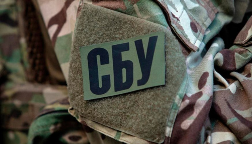Подвір'я житлового комплексу, де планувався підрив, та вилучені саморобні вибухові пристрої, замасковані під кухонні каструлі