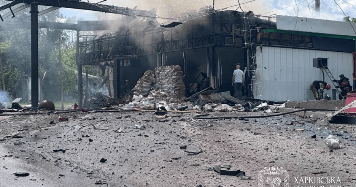 Пошкоджена АЗС в Ізюмі після ворожого удару