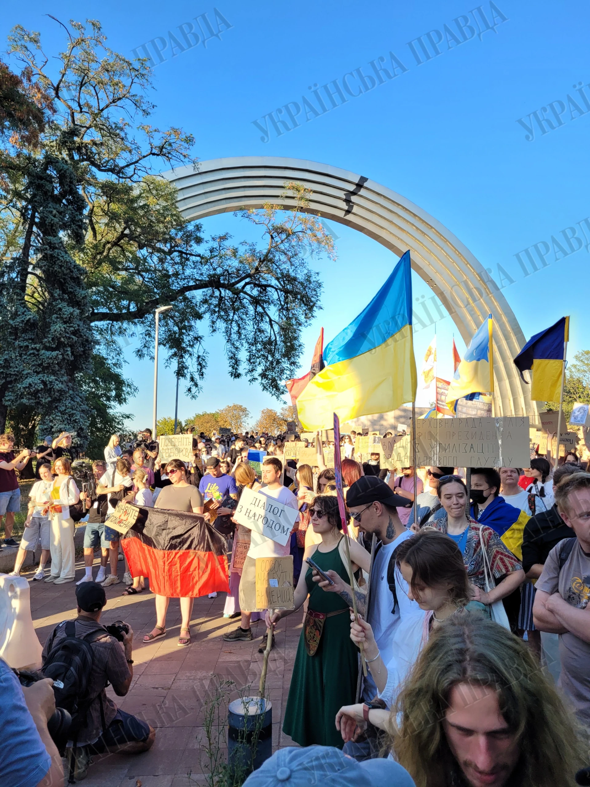 Учасники ходи тримають картонки з написами на підтримку Михайла Федорова під час маршу в центрі Києва 16 серпня 2026 року.