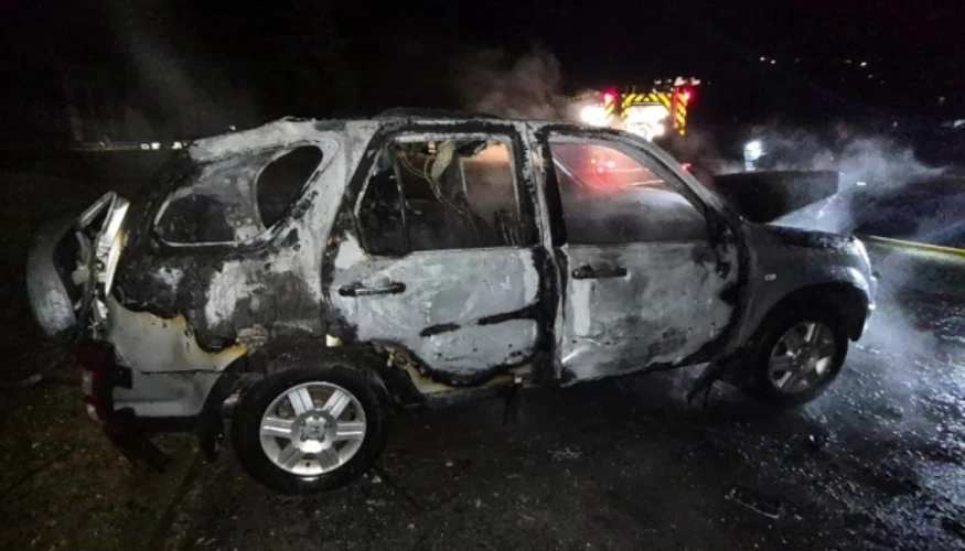 Пошкоджений цивільний автомобіль після влучання безпілотника у Сумах 15 серпня