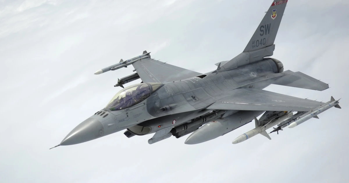 Винищувач F-16 у небі