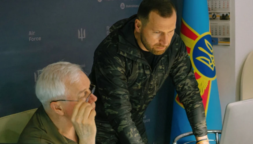 Міністр оборони Євгеній Хмара під час відвідування командних пунктів Повітряних сил у Київській області (фото Міністерства