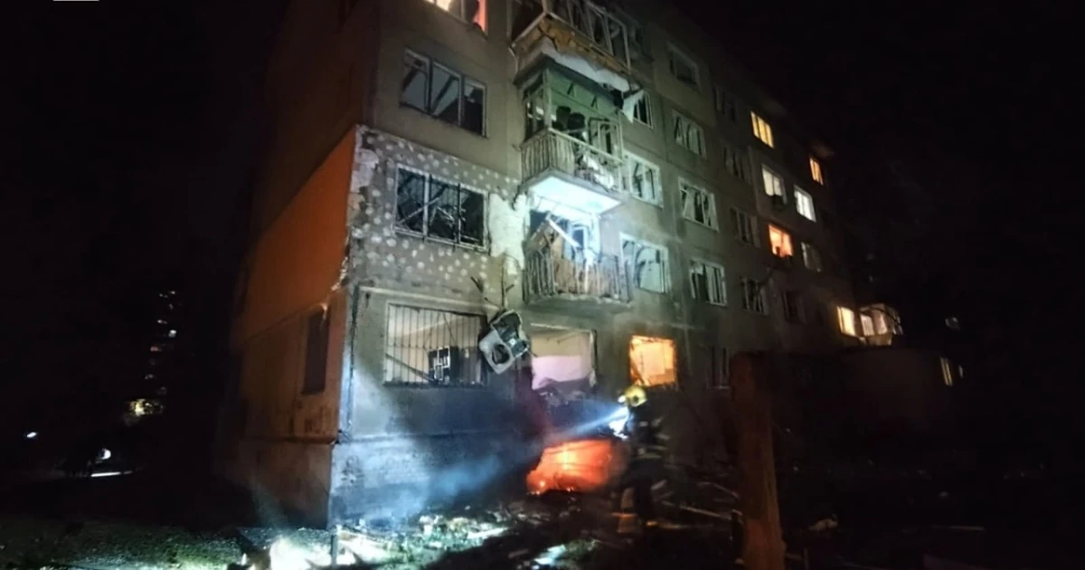 Пошкоджене підприємство у Дніпрі та житлова п'ятиповерхівка у Києві після нічної атаки