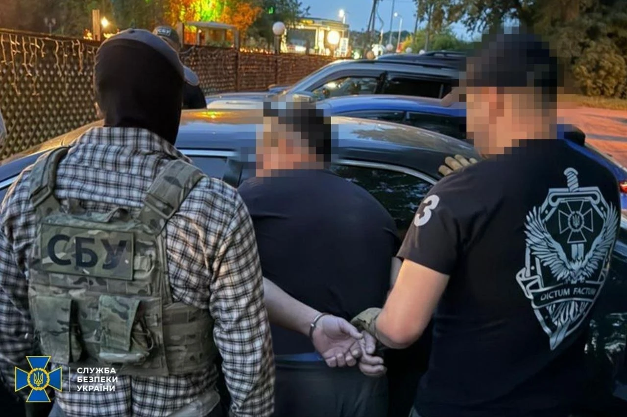 Співробітники СБУ біля службового транспорта під час спецоперації