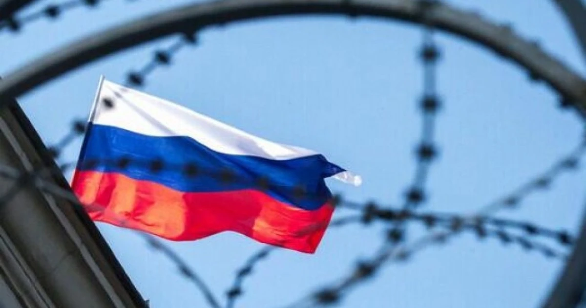 Прапор Японії поряд із символічним зображенням санкційного списку з назвами компаній і суден