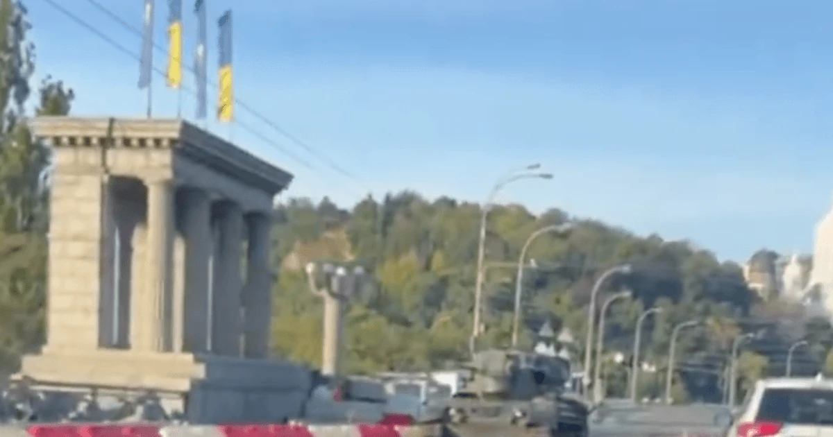 Скриншот відео з позицією української ППО на одному з київських мостів