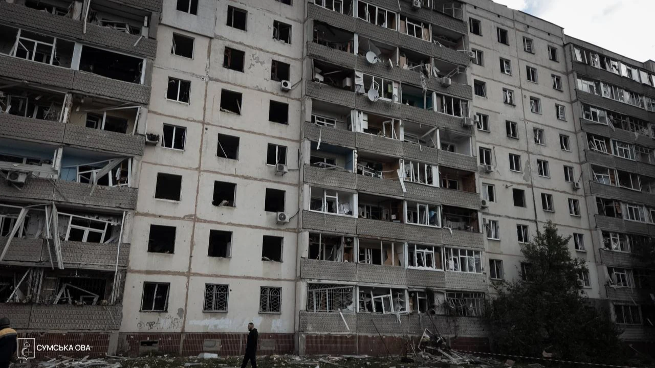 Наслідки російського удару по Сумах 4 жовтня: пошкоджені багатоповерхівки та автомобілі