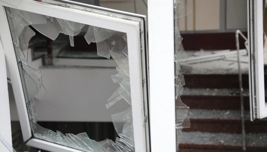 Пошкоджене скління вікон школи та прилеглих будівель у Полтаві після удару БпЛА