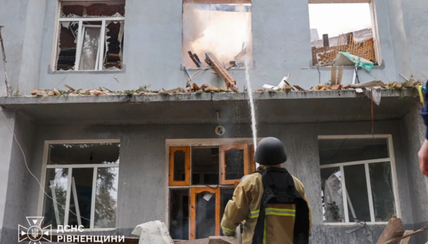Рятувальники ДСНС розбирають завали після падіння уламків БпЛА у центрі Рівного